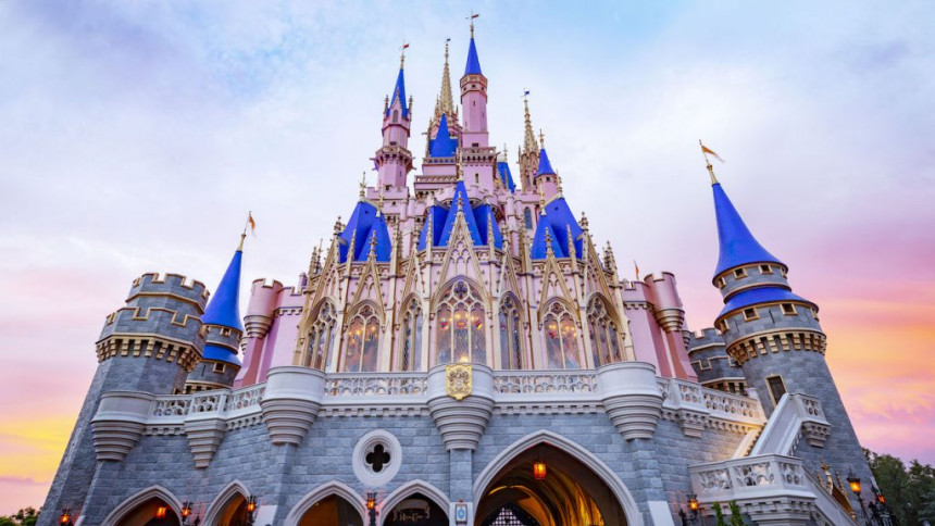 Disney y Universal liberan el uso de mascarillas al aire libre